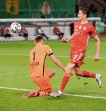 Robert Lewandowski strzela gola na 4:1 w finale Pucharu Niemiec. To jego 51. bramka w tym sezonie 