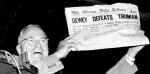 Rozbawiony prezydent Harry Truman pokazuje pierwszą stronę „Chicago Daily Tribune” z 3 listopada 1948 r. z nagłówkiem: „Dewey pokonał Trumana” 