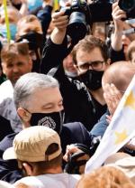 Kijów, 8 lipca. Petro Poroszenko wśród zwolenników pod sądem 