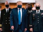 Donald Trump, odwiedzając szpital wojskowy w sobotę, po raz pierwszy publicznie założył maseczkę  