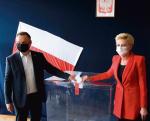 Ubiegający się o reelekcję prezydent Andrzej Duda w niedzielę zagłosował, wraz z żoną, w Krakowie 