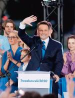 Rafał Trzaskowski musi podjąć decyzję,  na ile angażuje się w politykę krajową