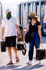 Tom Hanks (na zdjęciu z żoną Ritą Wilson) apeluje o noszenie maseczek i sam daje przykład 