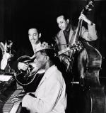 Występ zespołu The King Cole Trio w nowojorskim studiu NBC w 1947 r. Nat Cole grał na fortepianie, Oscar Moore na gitarze,  a Johnny Miller na kontrabasie