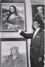 Nat King Cole pokazuje portret Mona Lisy, o której zaśpiewał w 1950 r. Za ten utwór otrzymał nagrodę Amerykańskiej Akademii Sztuki i Wiedzy Filmowej za najlepszą piosenkę 