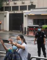 Mieszkańcy Chengdu robią zdjęcia przed zamkniętym konsulatem  amerykańskim 
