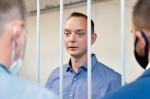 Aresztowanie Iwana Gołunowa (w klatce) wywołało gwałtowne protesty  w Moskwie      