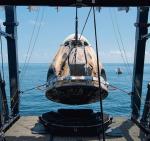 Kapsuła SpaceX Crew Dragon Endeavour podnoszona  na pokład morskiego statku ratunkowego SpaceX GO Navigator 