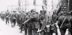 SS-mani z 36. Dywizji Grenadierów SS „Dirlewanger” maszerują ul. Chłodną w kierunku Śródmieścia. Byli to głównie przedwojenni kryminaliści, którzy zasłynęli ze szczególnego okrucieństwa w okupowanej Polsce   