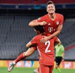 Robert Lewandowski na ramionach Adriano Odriozoli  po zdobyciu czwartej bramki dla Bayernu w meczu z Chelsea  