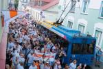 Radosny protest z flagami biało-czerwono-białymi w centrum Grodna 