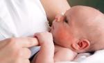 Dzieci obarczone ryzykiem AZS powinny być karmione piersią do 4.–6. miesiąca życia  