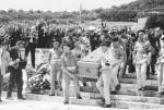Towarzysze broni odprowadzają zmarłego Generała na ostatnią wartę na cmentarzu Monte Cassino. 