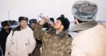 Wojna w Czeczenii: rosyjski żołnierz pijący wódkę, 29 grudnia 1994 r. L