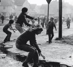 Młodzi katolicy wyrywali  kostkę brukową i ciskali nią  w policjantów. Na zdjęciu: zamieszki w Belfaście,  15 stycznia 1971 r. 