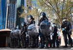 W australijskim Melbourne specjalne oddziały policji musiały powstrzymywać przeciwników kwarantanny 