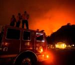 Strażacy walczą z ogniem w okolicach miasteczka Monrovia w Kalifornii 