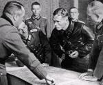 Dowódca XIX Korpusu Armijnego Heinz Guderian (pierwszy od lewej) w rozmowie z komisarzem politycznym Borowienskim na temat linii demarkacyjnej między armiami niemiecką i sowiecką, wrzesień 1939 r. 