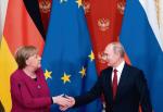Kanclerz Niemiec Angela Merkel i prezydent Rosji Władimir Putin podają sobie ręce na zakończenie konferencji prasowej po spotkaniu na Kremlu. Moskwa, 11 stycznia 2020 r. 