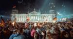3 października 1990 Entuzjazm pod gmachem Reichstagu, który przez lata podupadał w NRD 