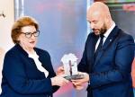 Premier Hanna Suchocka otrzymała nagrodę  z rąk prezydenta Wrocławia  Jacka Sutryka oraz dr. Adolfa Juzwenki, dyrektora Zakładu Narodowego  im. Ossolińskich we Wrocławiu 