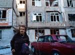Stepanakert, stolica samozwańczej Republiki Górskiego Karabachu.  Ten budynek miał zostać uszkodzony podczas sobotniego ostrzału przez wojska azerbejdżańskie 
