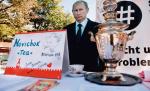 Przed ambasadą rosyjską w Berlinie figura Putina zaprasza na „Herbatkę Nowiczok” 