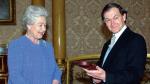 Profesor  Roger Penrose otrzymuje z rąk królowej Elżbiety II insygnia brytyjskiego Orderu Zasługi, Pałac Buckingham,  25 lipca 2000 r.  