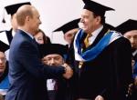 Wołodia i Gerd – tak się do siebie zwracają. W 2003 r. prezydent Putin składał gratulacje kanclerzowi Schröderowi, który dostał tytuł doktora honoris causa Uniwersytetu Petersburskiego 