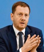 Michael Kretschmer (rocznik 1975), pochodzi z Görlitz). Od trzech lat jest premierem Saksonii i szefem chadeckiej CDU w tym landzie  
