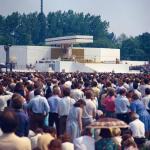 Msza święta celebrowana przez Jana Pawła II na krakowskich Błoniach podczas I pielgrzymki papieża do Polski, 10 czerwca 1979 r. 