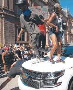 Wymierzone w policję protesty po śmierci George'a Floyda pokazały,  jak rozchwiana jest kondycja najpotężniejszego państwa Zachodu  (na zdjęciu demonstranci skaczą po radiowozie w Waszyngtonie, w pobliżu Białego Domu; maj 2020 r.) 