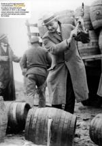 Działacze partii mogą wspominać  z rozrzewnieniem czasy prohibicji  (na zdjęciu niszczenie beczek  z alkoholem w 1924 r.), ale szukając  nowych wyborców, musieli sformułować postulaty wychodzące poza szlaban  dla trunków