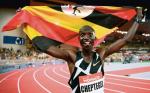 Joshua Cheptegei z flagą Ugandy po pobiciu rekordu świata w biegu na 5 km podczas mityngu Diamentowej Ligi w Monako 14 sierpnia 