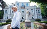 Marek  Roefler  od dziesięciu lat prowadzi prywatne muzeum  Villa la Fleur  w Konstancinie 
