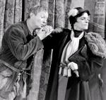 Krystyna Feldman i Tadeusz Fijewski w jednej ze scen filmu „Kalosze szczęścia” (1958)  w reżyserii Antoniego Bohdziewicza  