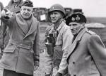 Generał Dwight Eisenhower w rozmowie z marszałkiem Bernardem Montgomerym podczas inspekcji  wojskowej 