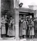 W 1911 r. doszło do strzelaniny na Sidney Street między Szkocką Gwardią a łotewskimi anarchistami. Churchill (na zdjęciu – w cylindrze) udał się na miejsce strzelaniny i zezwolił Gwardii na użycie broni 