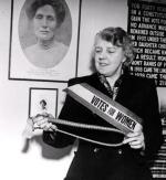 Była sufrażystka Teresa Garnett w muzeum Suffragettes w Londynie z biczem, którego użyła w 1910 r. do ataku na ówczesnego ministra spraw wewnętrznych Winstona Churchilla, 5 lutego 1947 r.