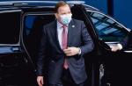 Rzadki widok: szwedzki polityk w maseczce. Premier  Stefan Löfven na szczycie UE w Brukseli 16 października 