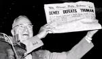 Rozbawiony prezydent Harry Truman pokazuje pierwszą stronę „Chicago Daily Tribune” z 3 listopada 1948 r. z błędnym nagłówkiem: „Dewey pokonuje Trumana”