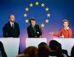 Charles Michel (przewodniczący Rady Europy,  po lewej),  David Sassoli  (przewodniczący Parlamentu Europejskiego,  w środku)  i Ursula  von der Leyen (przewodnicząca Komisji Europejskiej) będą mogli decydować  o dostępie  do unijnych funduszy 