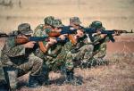 Ormiańscy żołnierze powołani w ostatniej chwili na wojnę ćwiczą w garnizonie w zachodniej części kraju 