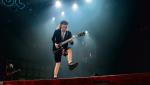Angus Young  w Greensboro Coliseum (USA) w 2016 r. podczas  „Rock Or Dust Tour”