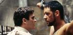 Kadr z filmu „Gladiator” (2000 r.) w reżyserii Ridleya Scotta. Od lewej: Joaquin Phoenix jako cesarz Kommodus i Russell Crowe w roli Maximusa Decimusa Meridusa 