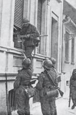 Żołnierze niemieccy wybijają szyby w bydgoskiej kamienicy, wrzesień 1939 r. 