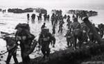 Brytyjskie oddziały komandosów i piechota na wybrzeżu wyspy Walcheren w Holandii wczesnym rankiem 1 listopada 1944 r.