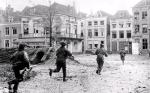 Listopad 1944 r.: alianckie oddziały szturmowe na ulicach Vlissingen w Holandii 