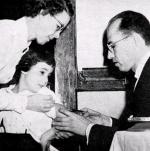 Jonas Edward Salk (1914–1995) wykonuje szczepienia na polio 