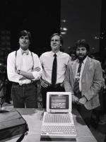 Od lewej: Steve Jobs, John Sculley i Steve Wozniak. Prezentacja komputera Macintosh, 1984 r.